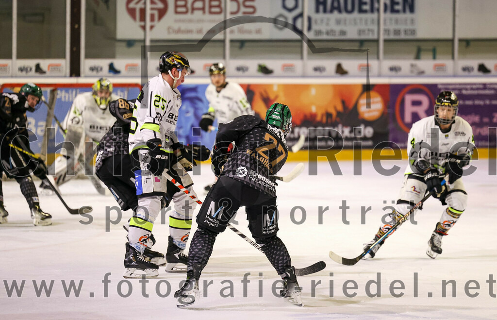 2024-02-16_069_TSV_Erding_gegen_ERSC_Amberg | Erding, Deutschland, 16.02.2024:
Eishockey, Bayernliga Playoffs 2023 / 2024, 1. Spieltag, TSV Erding gegen ERSC Amberg, Endergebnis: 1:2

Felix Köbele (ERSC Amberg, #25), Mark Waldhausen (Erding Gladiators, #27), Philipp Siller (ERSC Amberg, #4)

Foto: Christian Riedel / fotografie-riedel.net