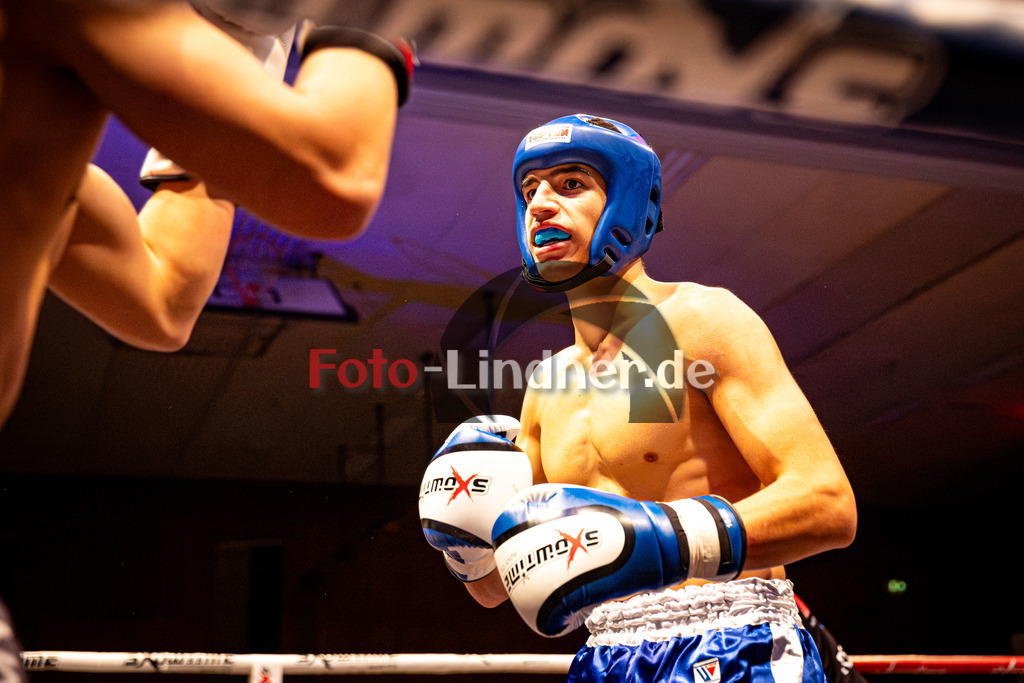 Kian Tok (Sparta Mun.) blau gegen Lukas Buathong (MFA Penz) rot | MFA Fight Night Boxen -67kg Kampf 4, Kian Tok (Sparta Mun.) blau gegen Lukas Buathong (MFA Penz) rot, 20251108,,2025-11-08 in Penzberg (Wellenberghalle Penzberg), Copyright: WolfgangxLindner www.foto-lindner.de