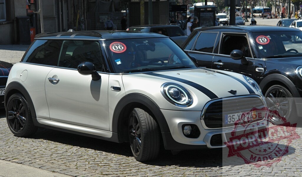 Silver Mini Cooper parking in Lisbon, Portugal | Modern silver Mini Cooper parking on a cobblestone street in Lisbon, Portugal - Realisiert mit Pictrs.com