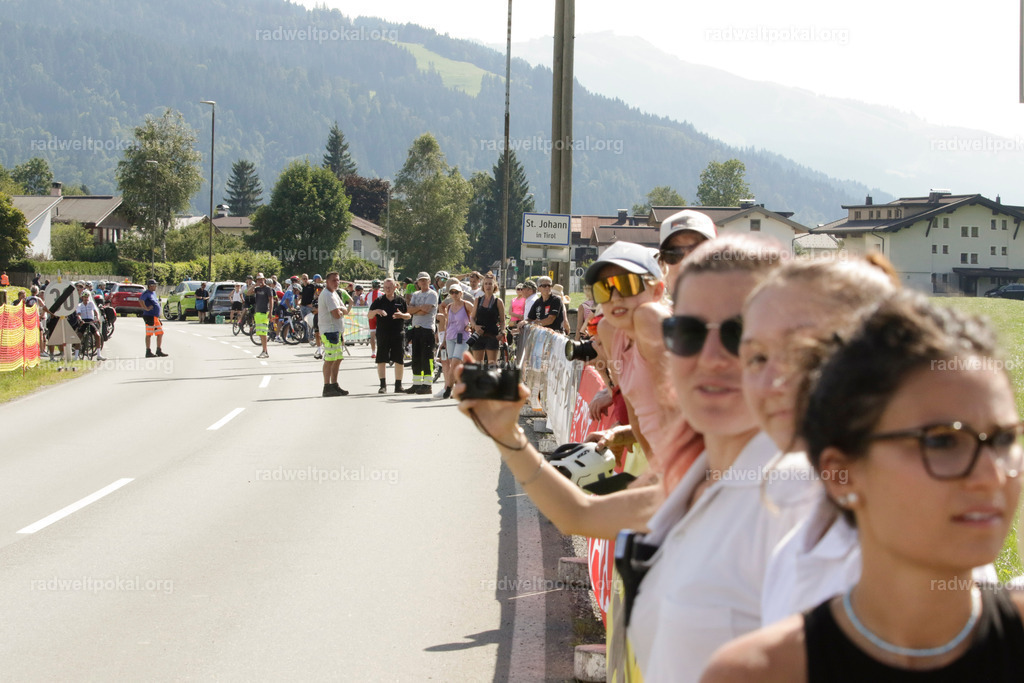 1124_20230817_Bewerb_Maenner_Muehlanger | AUT - OESTERREICH, 2023-08-16: SPORT RENNRAD-FAHREN - 55. INTERNATIONALER RADWELTPOKAL IN ST. JOHANN IN TIROL  - Vintage-Radrennen mit WM-Bronze-Medaillen-Siegerin Christina Schweinberger, den Teilnehmer und Alexander Baumann (vom Orginastions-Team) - TAG 2 BEWERB MAENNER IN SECHS GRUPPEN  ; Foto: Roland Muehlanger