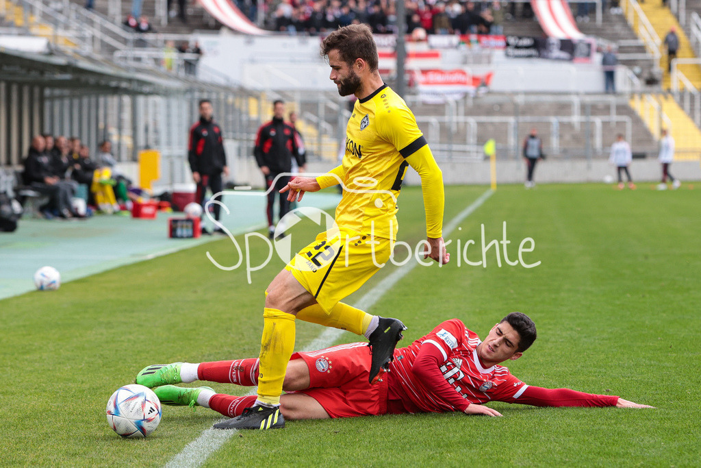 FC Bayern Amateure - FC Wuerzburger Kickers | Daniel HAEGELE (FWK #22) im Duell mit Grant-Leon RANOS (FCB #22)