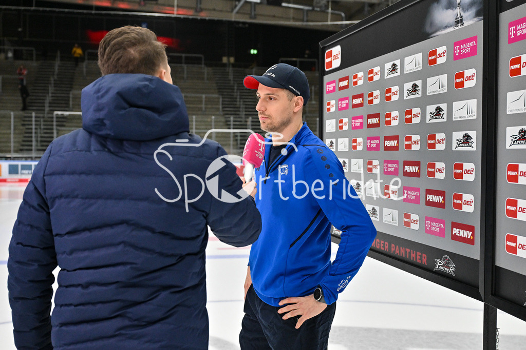 Augsburger Panther - Schwenninger Wild Wings | beim Interview von MagentaSport vor der Partie - Alex TRIVELLATO (Schwenninger Wild Wings 53) / DEL: Augsburger Panther - Schwenninger Wild Wings, Curt Frenzel Stadion am 02.02.2025