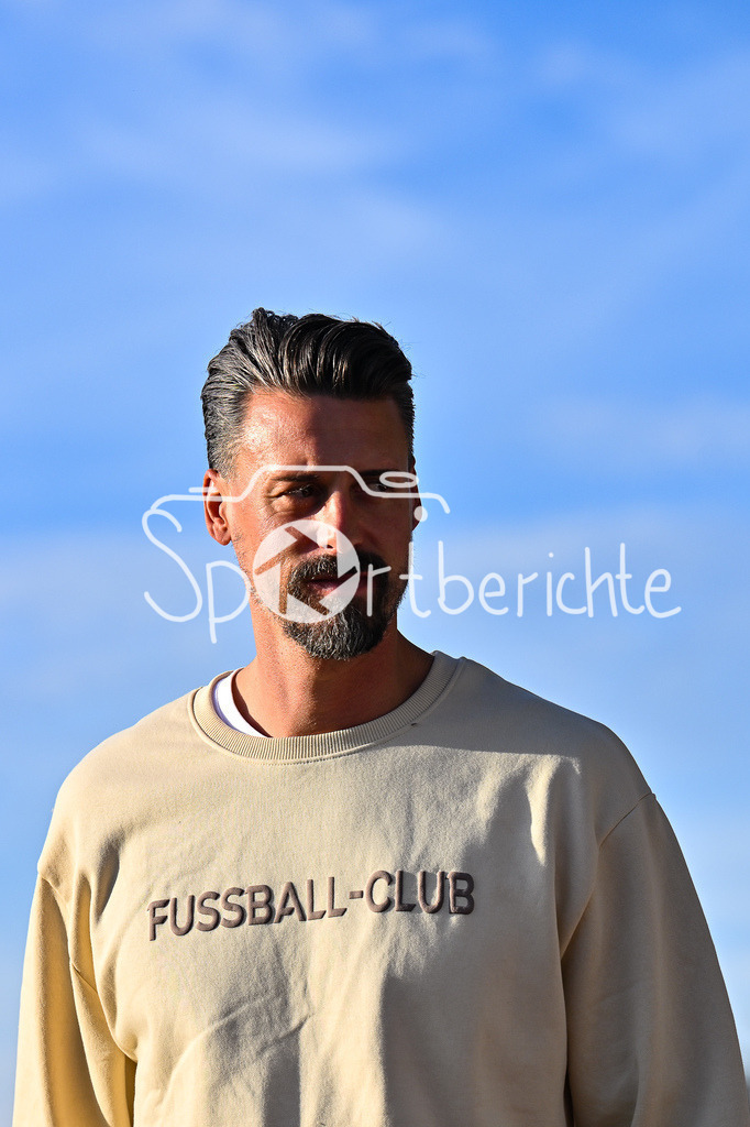 FC Augsburg - SSV Ulm 1846 Fussball | Im Bild Sandro WAGNER Trainer FC Augsburg, Einzelfoto / Freisteller / Testspiel: FC Augsburg - SSV Ulm 1846 Fussball; TSV Burgau Sportzentrum am 08.10.2025