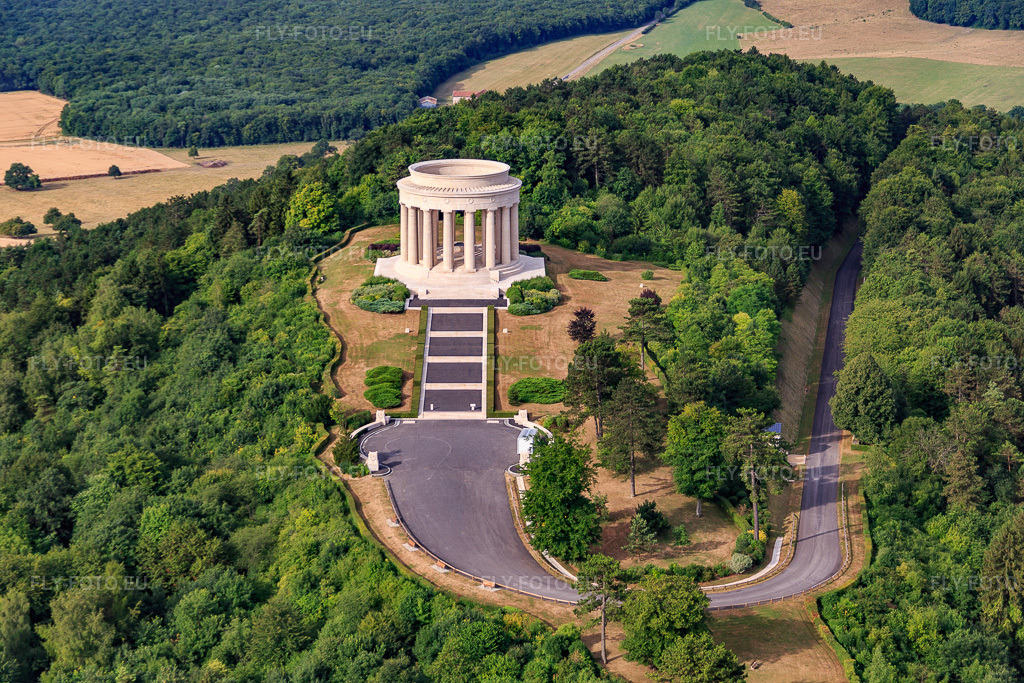 Vue aérienne: Mémorial de guerre américain Butte de Montsec à Montsec dans le département Meuse, France – .Photo: IMG_083309.jpg prise le 12/07/2015 par Werner Riehm/FLY-FOTO.eu – Résolution de l'original: 5472 x 3648 px – Montsec American Monument - American Battle Monuments Commission (ABMC)