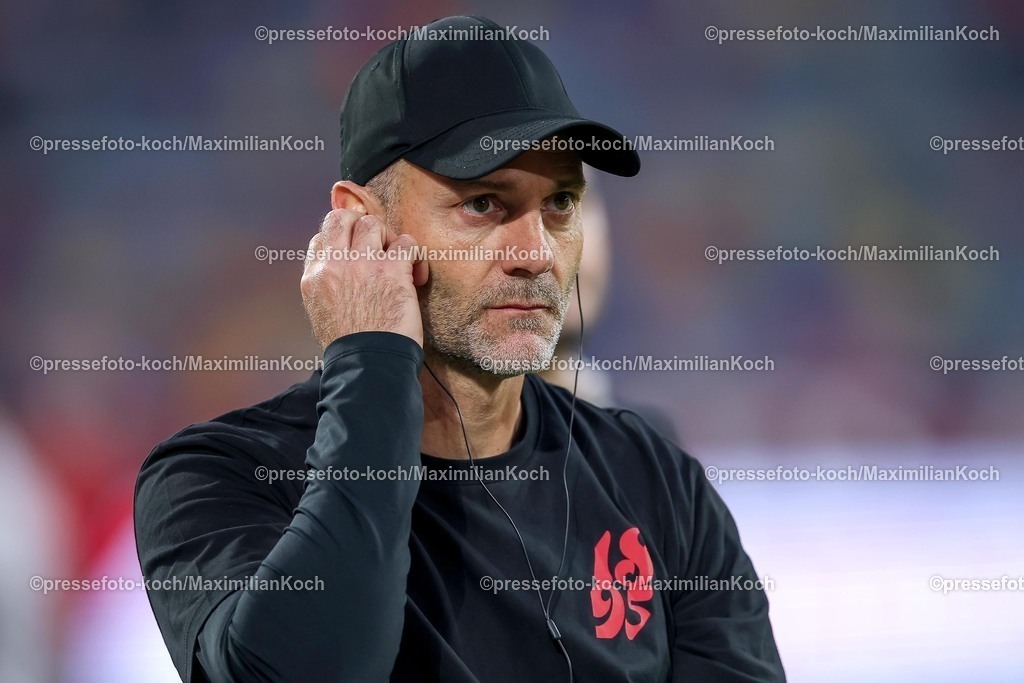F9524042601087 | 24.04.2026, Fußball, Fortuna Düsseldorf - SC Dynamo Dresden, 2. Fußball Bundesliga, Herren, Merkur Spiel-Arena, 31. Spieltag, Saison 2025 2026: Cheftrainer Thomas&nbsp;Stamm (Dynamo Dresden #hc) greift sich nachdenklich an den Kopf  DFB regulations prohibit any use of photographs as image sequences and or quasi-video.