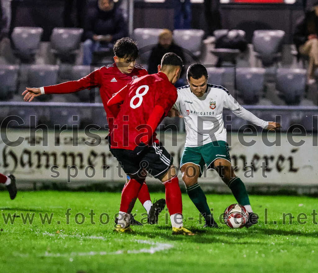 2023-11-17_040_FC_Schwaig_gegen_SpVgg_Feldmoching | Oberding, Deutschland, 17.11.2023:
Fußball, Landesliga Südost 2023 / 2024, 21. Spieltag, FC Schwaig gegen SpVgg Feldmoching, Endergebnis: 1:1

Dogukan Numcu (SpVgg Feldmoching, #8), Vincent Sommer (FC Schwaig, #10)

Foto: Christian Riedel / fotografie-riedel.net
