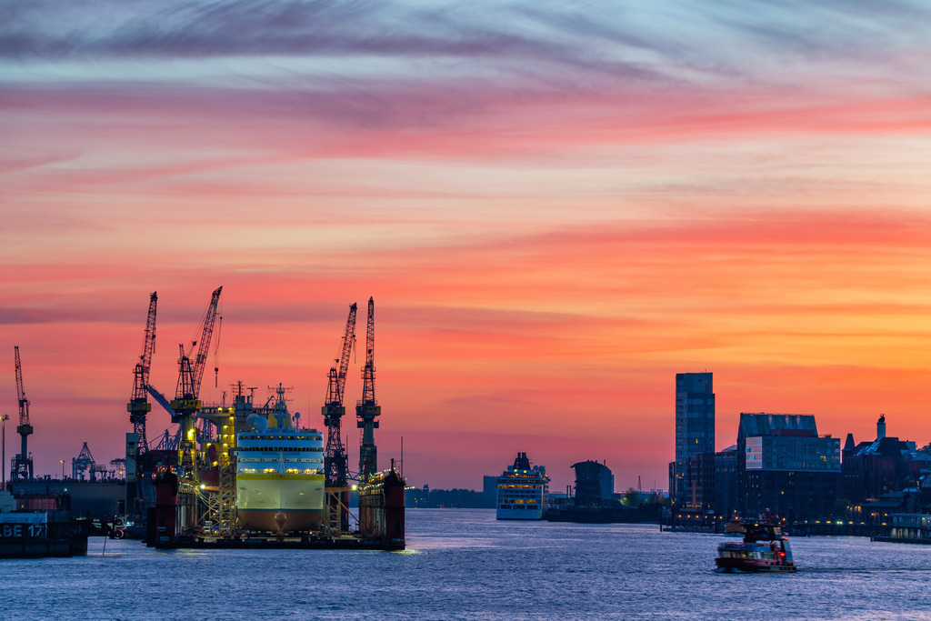 abendrot im hamburger hafen bild auf leinwand acrylglas poster | Kaufen Sie Hamburg Bilder und Hamburg Fotos auf Leinwand, Acrylglas, Alu-Dibond, oder als Poster in Hamburgs großer Onlinegalerie. Elbphilharmonie Bilder, Hamburger Hafen, Speicherstadt, Alster und viel mehr.
