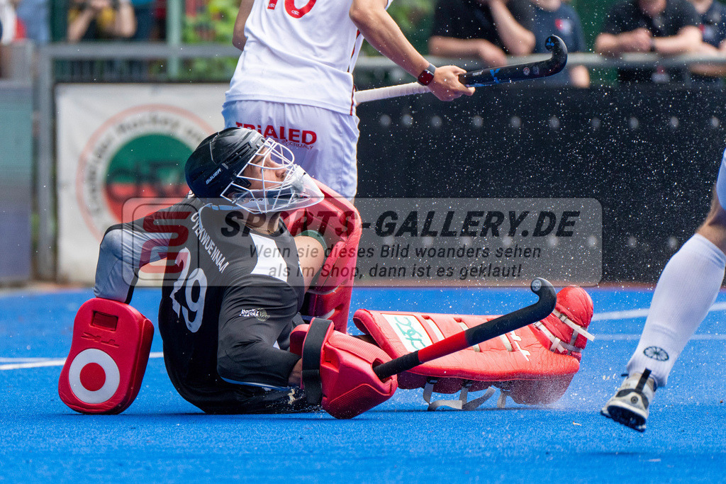 Final4_20250601-1451-HK108646 | Krefeld, Deutschland, 01.06.2025:  Feldhockey Final4 2025 – „Deutsche Feldhockey-Meisterschaften 2025“ Crefelder HTC - Rot-Weiss Köln (Finale Herren) im Gerd-Wellen-Hockeyanlage am 01.06.2025 in Krefeld, Deutschland. (Foto von Kramhöller/Fehrmann/Kaste)Krefeld, Germany, 01.06.2025: Feldhockey Final4 2025 – „Deutsche Feldhockey-Meisterschaften 2025“ Harvestehuder HTC - Düsseldorfer HC (Finale Damen) in Gerd-Wellen-Hockeyanlage at 01.06.2025 in Krefeld, Deutschland. (Foto from Kramhöller/Fehrmann/Kaste)