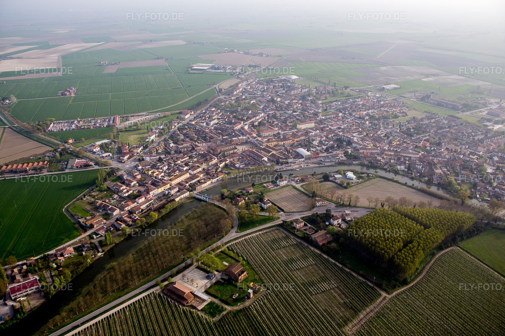 Luftbild: Ortsansicht in Massa Fiscaglia im Bundesland Emilia-Romagna in Italien. – Foto: IMG_087332.jpg vom 05.04.2016 durch Werner Riehm/FLY-FOTO.de – Auflösung des Originals: 5472 x 3648 px