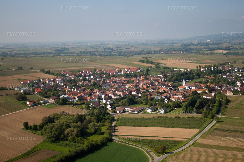 Luftbild: Ortsansicht von Nordosten im Ortsteil Mörzheim in Landau im Bundesland Rheinland-Pfalz in Deutschland. Foto: IMG_27261.jpg vom 23.05.2010 durch Werner Riehm/FLY-FOTO.de