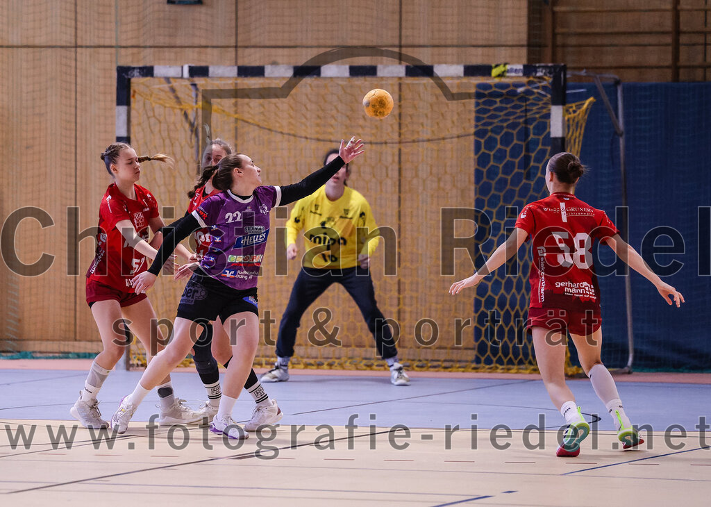 2025-02-22_004_SpVgg_Altenerding_gegen_TG_Landshut | Erding, Deutschland, 22.02.2025:Handball, Bezirksoberliga Frauen Altbayern 2024 / 2024, 15. Spieltag, SpVgg Altenerding gegen TG Landshut, Endergebnis: 25:22Nadine Schlegel (TG Landshut, #57), Johanna Taubmann (SpVgg Altenerding, #22), Sophia Steinherr (TG Landshut, #58)Foto: Christian Riedel / fotografie-riedel.net