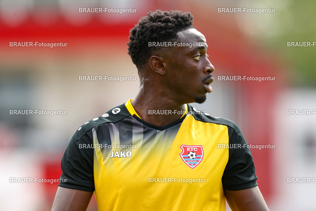 1_SVSKFC_20250726_1185.JPG -  - SV Schermbeck - KFC Uerdingen  - Testspiel | Schermbeck, Deutschland, 26.07.25: Kingsley Helmut Marcinek (KFC Uerdingen) schaut während des Testspiel Spiels zwischen SV Schermbeck - KFC Uerdingen  in der Volksbank Arena am 26. July 2025 in Schermbeck, Deutschland. (Foto von Stefan Brauer/Brauer-Fotoagentur)