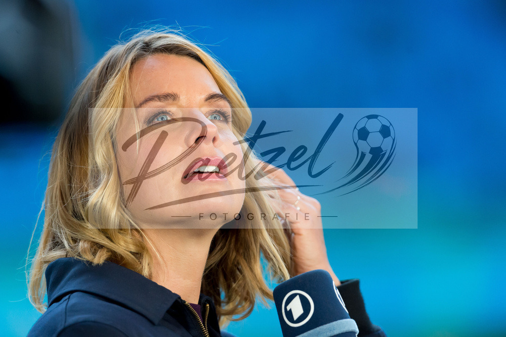 HSVSCF20220419_248 | Fussball, Herren: Jessy Wellmer schaut beim DFB-Pokal-Halbfinalspiel zwischen Hamburger SV und SC Freiburg im Volksparkstadion am 19.04.2022 in Hamburg, Deutschland.DFB / DFL REGULATIONS PROHIBIT ANY USE OF PHOTOGRAPHS AS IMAGE SEQUENCES AND/OR QUASI-VIDEO. - Realisiert mit Pictrs.com