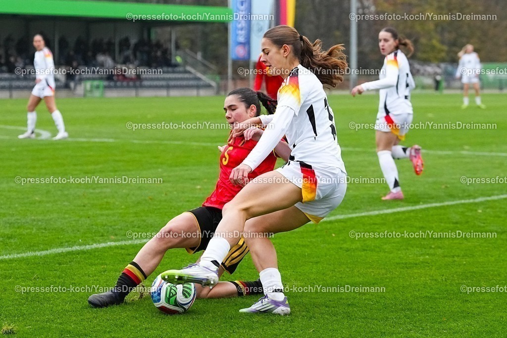 xYDRx26112501002 | 26.11.2025, xydrx, Fußball, Länderspiel, EM-Qualifikation U19-Frauen, Belgien - Deutschland, Sportschule Wedau: Free Vanneste (BEL #5) im Zweikampf gegen Leni Eggert (GER #11)
