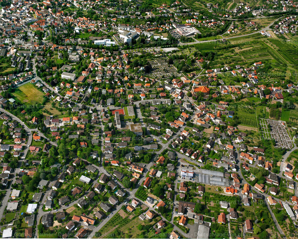 2526072 | BüHL 01.05.2005 Wohngebiet - Mischbebauung der Mehr- und Einfamilienhaussiedlung  in Bühl im Bundesland Baden-Württemberg, Deutschland // Residential area - mixed development of a multi-family housing estate and single-family housing estate  in Bühl in the state Baden-Wuerttemberg, Germany Foto: Gerhard Launer