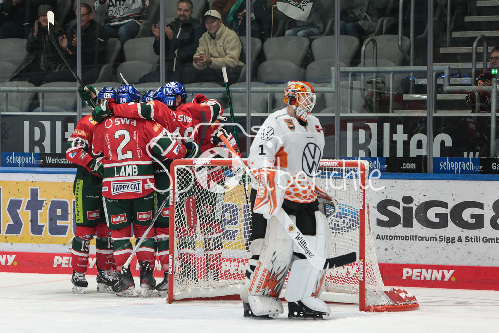 Augsburger Panther - Grizzlys Wolfsburg | Jubel des AEV - nach dem Treffer zum 2-1 durch Adam Payerl (AEV #11)