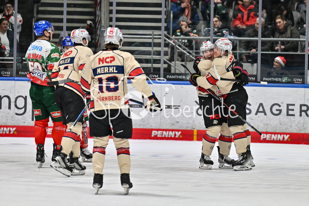 Augsburger Panther - Nürnberg Ice Tigers | Jubel der Ice Tigers nach dem Ausgleich zum 4-4 durch Owen HEADRICK (Nürnberg Ice Tigers #47) / Freude / Happy / Tor / Torschuezte / DEL: Augsburger Panther - Nuernberg Ice Tigers, Curt Frenzel Stadion am 06.12.2024