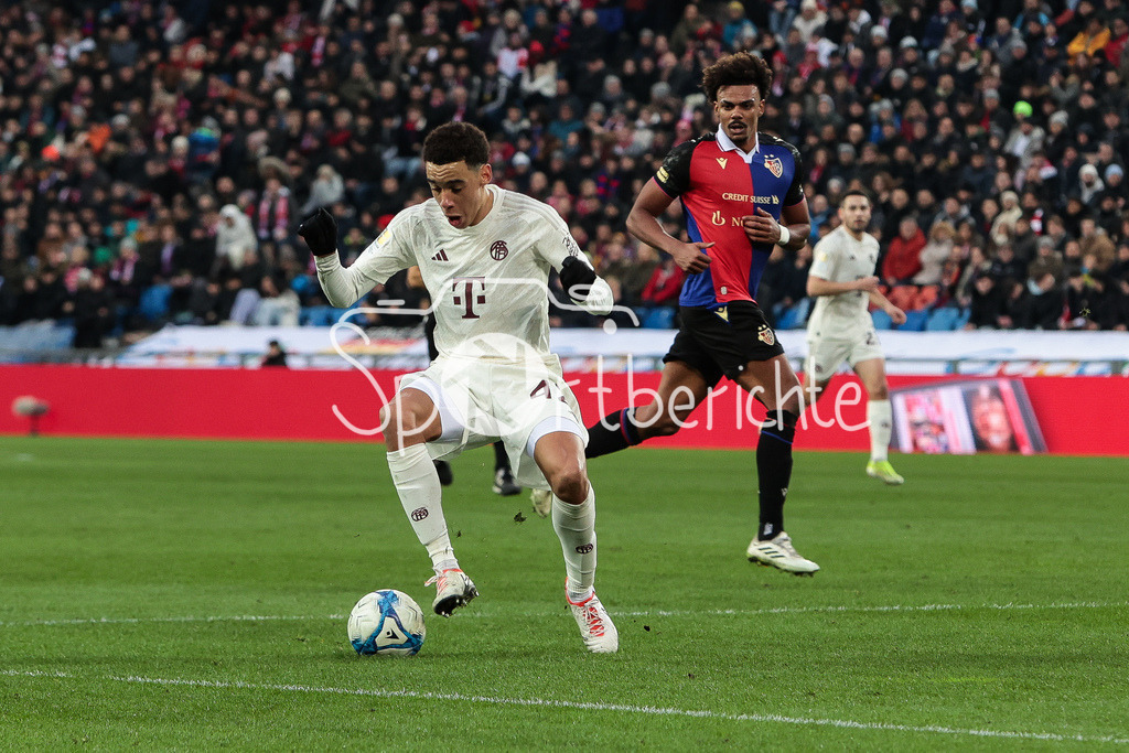 FC Basel - FC Bayern München | Jamal MUSIALA (FCB #42) im Duell mit Renato VEIGA (Basel #40) / Zweikampf