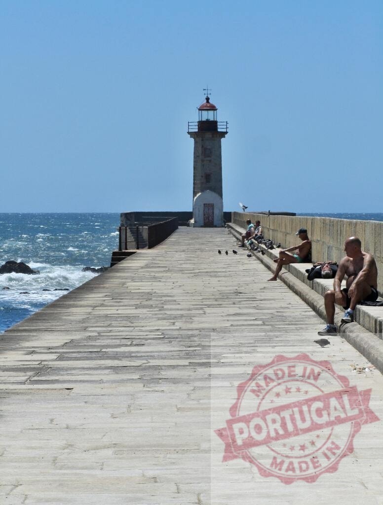 Farol de Felgueiras lighthouse standing on a jetty. Portugal - Norte | People relaxing on the Porto jetty with the historic lighthouse visible on a sunny day - Realisiert mit Pictrs.com