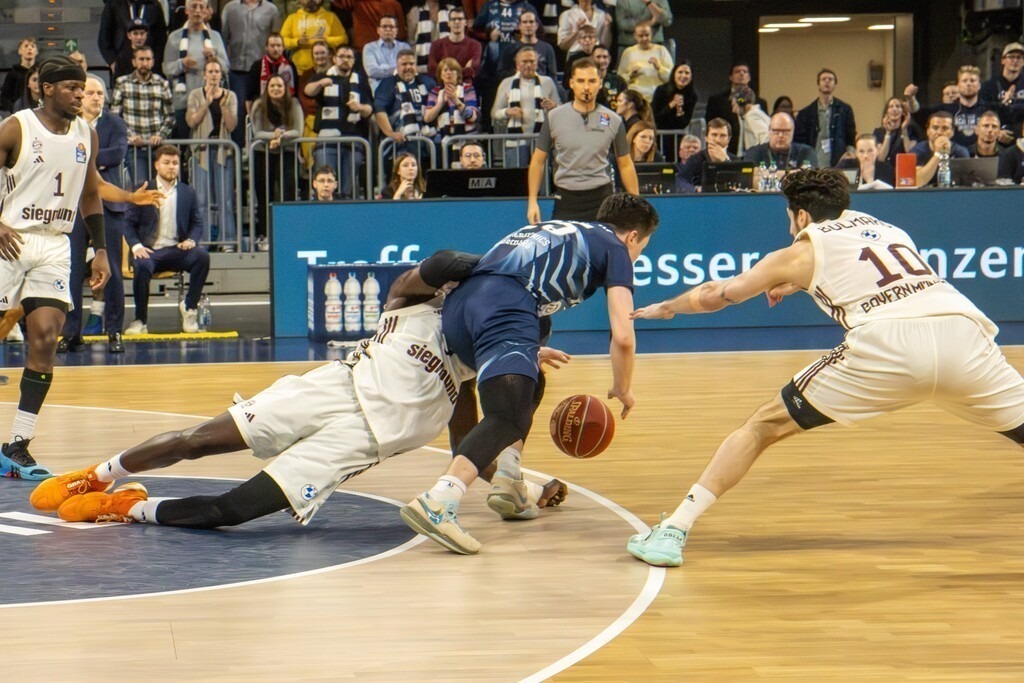 21.04.2024, easy Credit BBL, Basketball Bundesliga, 29. Spieltag): MLP Academics Heidelberg gegen FC Bayern (Endstand 89:82). Am Ball: Justin Jaworski (25, Academics Heidelberg) | 21.04.2024, easy Credit BBL, Basketball Bundesliga, 29. Spieltag): MLP Academics Heidelberg gegen FC Bayern (Endstand 89:82). Am Ball: Justin Jaworski (25, Academics Heidelberg) - Realisiert mit Pictrs.com