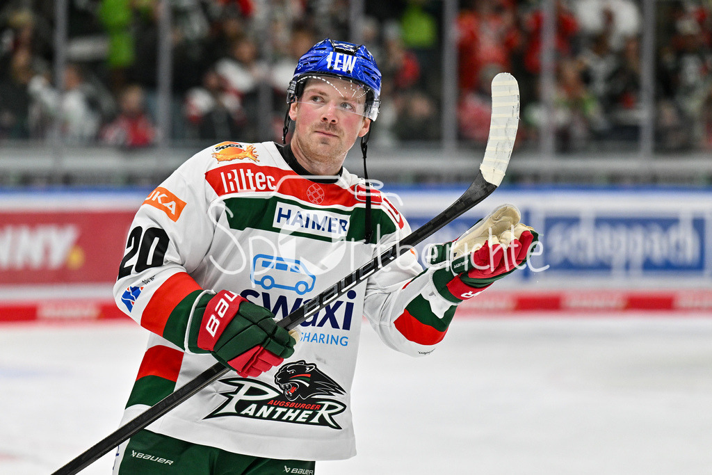 Augsburger Panther - EC VSV | Nach der Partie bedankt sich Cody KUNYK (Augsburger Panther #20) bei den Augsburger Fans