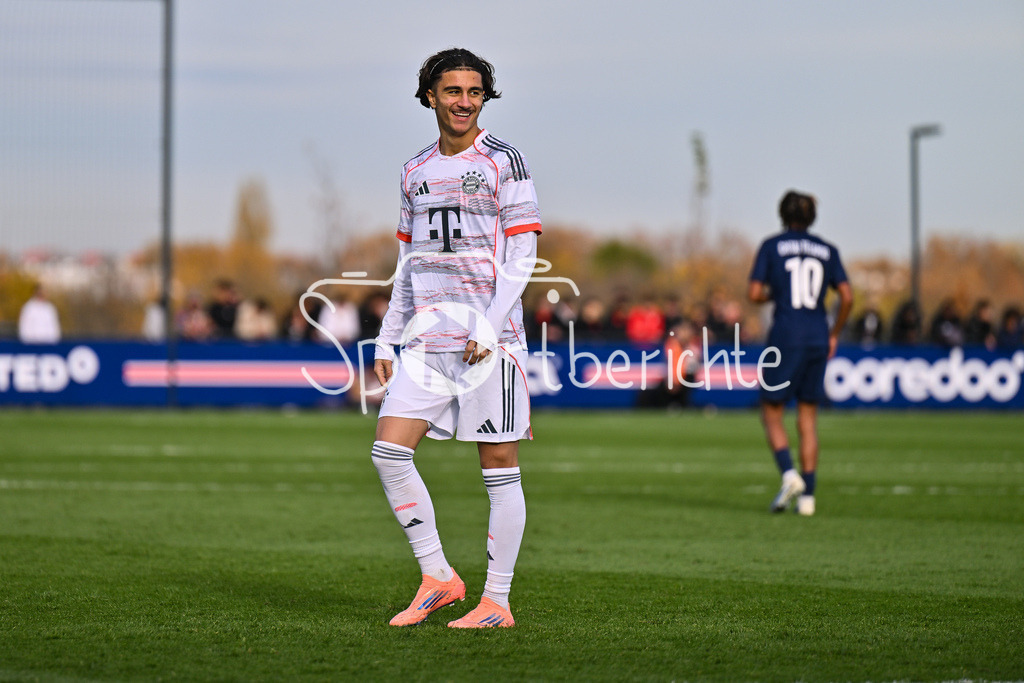 Paris Saint Germain U19 - FC Bayern München U19 | PARIS, FRANKREICH - 4. NOVEMBER: im Bild Adin LICINA (FC Bayern München U19 16) Einzelfoto / Freisteller beim Ligaspiel zwischen der U19 von Paris Saint Germain und der U19 des FC Bayern München am 4. Spieltag der UEFA Youth League am PSG Campus am 04.11.2025