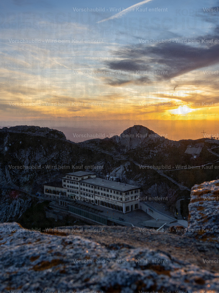Sonnenuntergang auf dem Pilatus | Sonnenuntergang auf dem Pilatus mit warmem Abendlicht, leuchtenden Wolken und Blick über die Zentralschweiz. Eine ruhige Bergserie zwischen Fels, Himmel und letzter Tagesfarbe. - Realisiert mit Pictrs.com