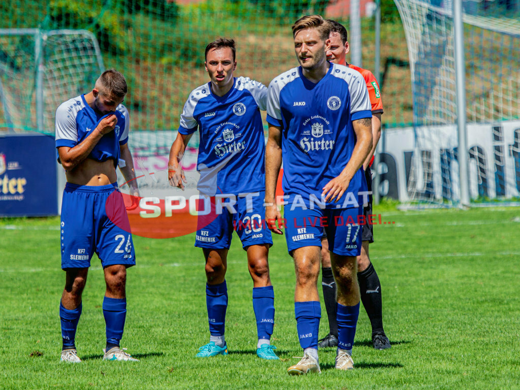 ASV Klagenfurt - Donau Klagenfurt | Alexander Killar (ASV Klagenfurt #26) Luca Pichler (ASV Klagenfurt #30) Denis Tomic (ASV Klagenfurt #17) Referee Philip Gadler ; ASV Klagenfurt - Donau Klagenfurt am 31.07.2022 in Klagenfurt
(ASV Platz Annabichl), AUSTRIA, (Photo by Ernst Krawagner sport-fan.at) - Realisiert mit Pictrs.com