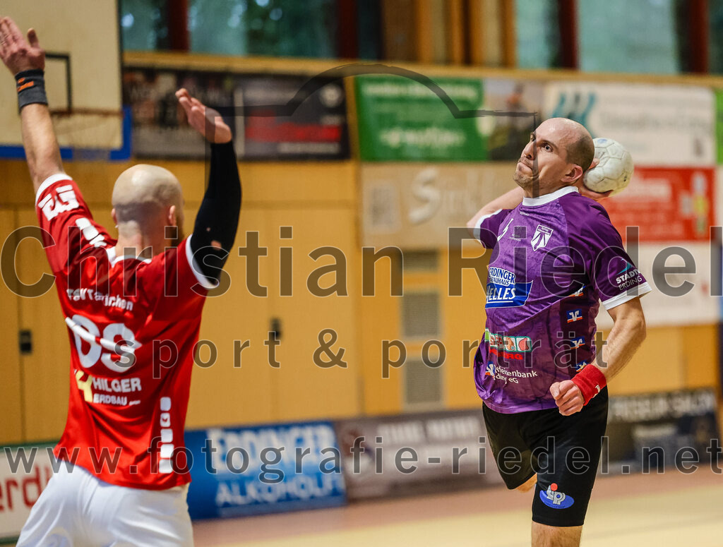 2024-10-20_001_SpVgg_Altenerding_II_gegen_TSV_Taufkirchen-Vils | Erding, Deutschland, 20.10.2024:Handball, Bezirksliga Männer Ost 2024 / 2025, 3. Spieltag, SpVgg Altenerding II gegen TSV Taufkirchen/Vils, Endergebnis: 15:20Andreas Rej (TSV Taufkirchen/Vils, #69), Daniel Sagert (SpVgg Altenerding, #5)Foto: Christian Riedel / fotografie-riedel.net