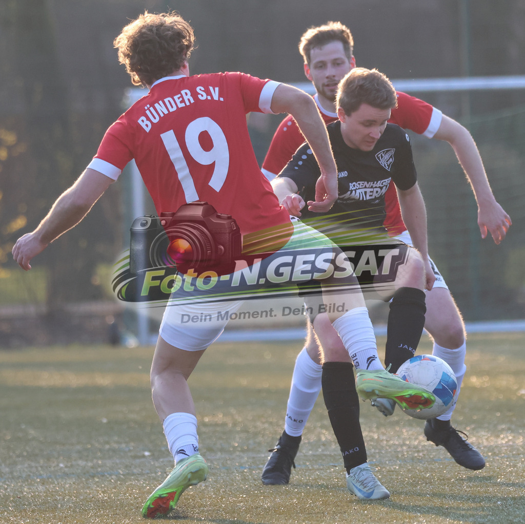 Bünder SV - TV Elverdissen | Auf dem Bild zu sehen: rot Bünder SV v.l.: Mirco Henseler, Jonas Franzrahe ; schwarz TV Elverdissen: Fabian EbelingBünder SV, TV Elverdissen, Saison 25/26, Kreisliga A, Deutschland - Realisiert mit Pictrs.com