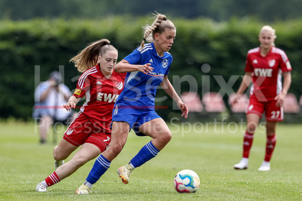 Fussball, Aufstiegsspiel Regionalliga Nord Frauen, SpVg Aurich - SSC Hagen Ahrensburg | v.li.: Nele Hartstein (SpVg Aurich, 7) und Anika Elschenbroich (SSC Hagen Ahrensburg, 11) im Zweikampf, Duell, Dynamik, Aktion, Action, Spielszene