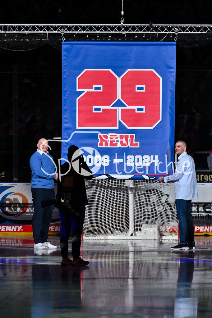 Adler Mannheim - Augsburger Panther | MANNHEIM, DEUTSCHLAND - 25. FEBRUAR: Im Bild Denis REUL, dessen Rückennummer 29 heute von den Adlern unters Dach gezogen wird / Einzelfoto / Freisteller vor dem Match zwischen den Adler Mannheim und den Augsburger Panthern am 45. Spieltag der Penny DEL in der SAP Arena / Ehrung