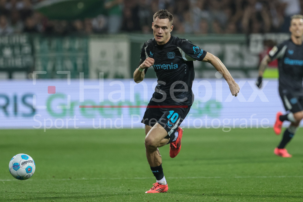 Fussball, Bundesliga, SV Werder Bremen - Bayer 04 Leverkusen | v.li.: Florian Wirtz (Bayer 04 Leverkusen, 10) am Ball, Einzelbild, Ganzkörper, Aktion, Action, Spielszene, DIE DFL-RICHTLINIEN UNTERSAGEN JEGLICHE NUTZUNG VON FOTOS ALS SEQUENZBILDER UND/ODER VIDEOÄHNLICHE FOTOSTRECKEN. DFL REGULATIONS PROHIBIT ANY USE OF PHOTOGRAPHS AS IMAGE SEQUENCES AND/OR QUASI-VIDEO.