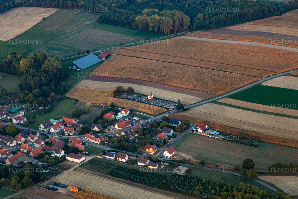 Vue aérienne: Cimetière à Salmbach dans le département Bas Rhin, France. Photo: IMG_123299.jpg prise le 30/09/2020 par Werner Riehm/FLY-FOTO.eu – Résolution de l'original: 5296 x 3531 px