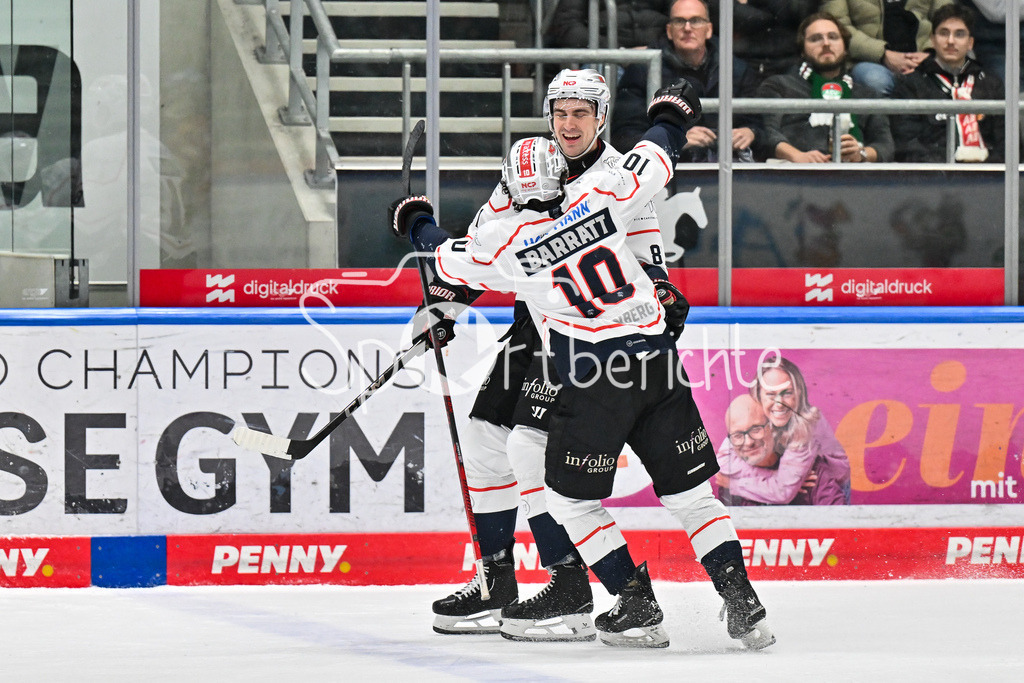 Augsburger Panther - Nürnberg Ice Tigers | AUGSBURG, GERMANY - 23. DECEMBER: Jubel der Gäste nach dem 2-3 Siegtreffer in der Overtime durch Brett MURRAY (Nürnberg Ice Tigers 81) / Tor / Torschuetze / Freude / Happy während dem Match zwischen den Augsburger Panthern und den Nürnberg Ice Tigers am 31. Spieltag der Penny DEL im Curt Frenzel Stadion