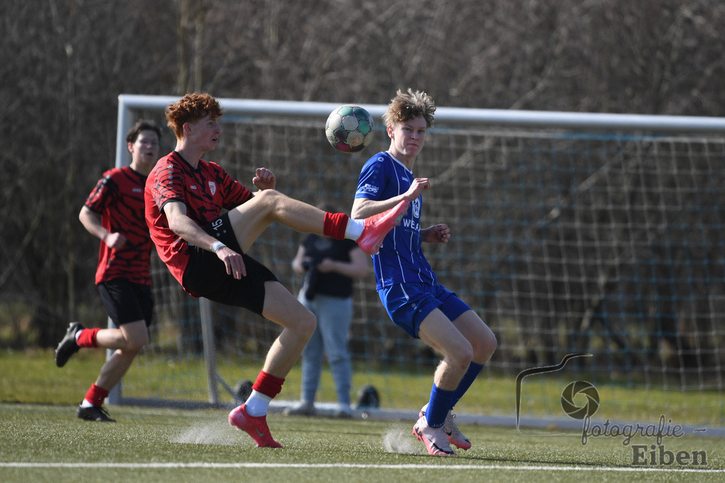 FC Rastede-JFV Leer | Bezirksliga B-Jugend; FC Rastede (blau)-JFV Leer (rot) am 08.03.2025; in Rastede (Sportanlage Köttersweg), Photo: Philip Eiben 2025 - Realisiert mit Pictrs.com