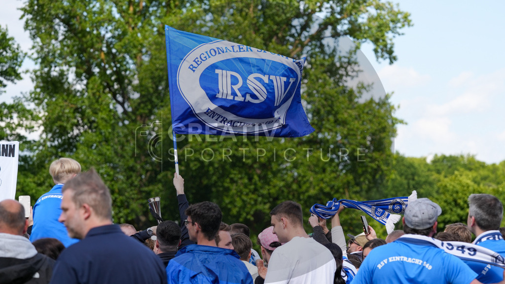 Fußball, Herren, Saison 2024/2025, Finaltag der Amateure 2025, Landespokal Brandenburg, Finale, VfB 1921 Krieschow vs. RSV Eintracht 1949, Samstag 24.05.2025, Volksparkstadion Neuruppin, | Fußball, Herren, Saison 2024/2025, Finaltag der Amateure 2025, Landespokal Brandenburg, Finale, VfB 1921 Krieschow vs. RSV Eintracht 1949, Samstag 24.05.2025, Volksparkstadion Neuruppin, Im Bild: Die Fans des RSV Eintracht 1949 hissen auf dem Spielfeld die Vereinsfahne mit dem Vereinslogo des RSV Eintracht 1949 - Realisiert mit Pictrs.com