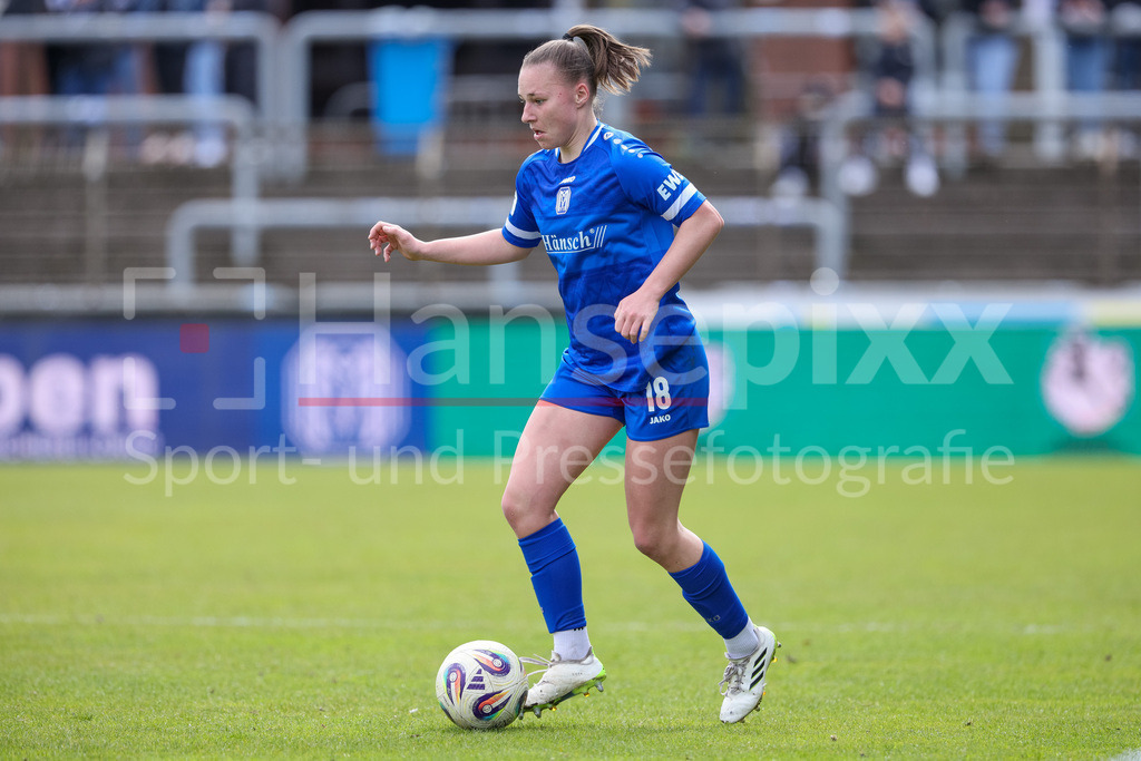Fussball, 2. Frauen-Bundesliga, SV Meppen - SC Sand | Lana Hubbeling (SV Meppen, 18) am Ball, Freisteller, Einzelbild, Ganzkörper, Aktion, Action, Spielszene, DIE DFB-RICHTLINIEN UNTERSAGEN JEGLICHE NUTZUNG VON FOTOS ALS SEQUENZBILDER UND/ODER VIDEOÄHNLICHE FOTOSTRECKEN. DFB REGULATIONS PROHIBIT ANY USE OF PHOTOGRAPHS AS IMAGE SEQUENCES AND/OR QUASI-VIDEO.