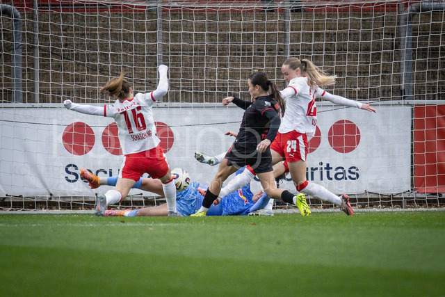 Frauen Fußball-Bundesliga; Bayer 04 Leverkusen - RB Leipzig, 06.12.2025 | Loreen Bender (Bayer 04 Leverkusen, 19) trifft nach 2 Minuten zum 1:0; Bayer 04 Leverkusen - RB Leipzig an Spieltag 12 der Google Pixel Frauen-Bundesliga am 06.12.2025 im Ulrich-Haberland-Stadion in Leverkusen (Nordrhein-Westfalen). DFL REGULATIONS PROHIBIT ANY USE OF PHOTOGRAPHS AS IMAGE SEQUENCES AND/OR QUASI-VIDEO.