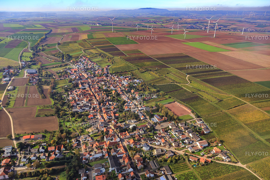Ortsansicht unterhalb herbstlicher Weinberge aus Osten | Luftbild: Ortsansicht unterhalb herbstlicher Weinberge aus Osten in Kindenheim im Bundesland Rheinland-Pfalz in Deutschland. Foto: IMG_074820.jpg vom 18.10.2014 durch Werner Riehm/FLY-FOTO.de - Realisiert mit Pictrs.com