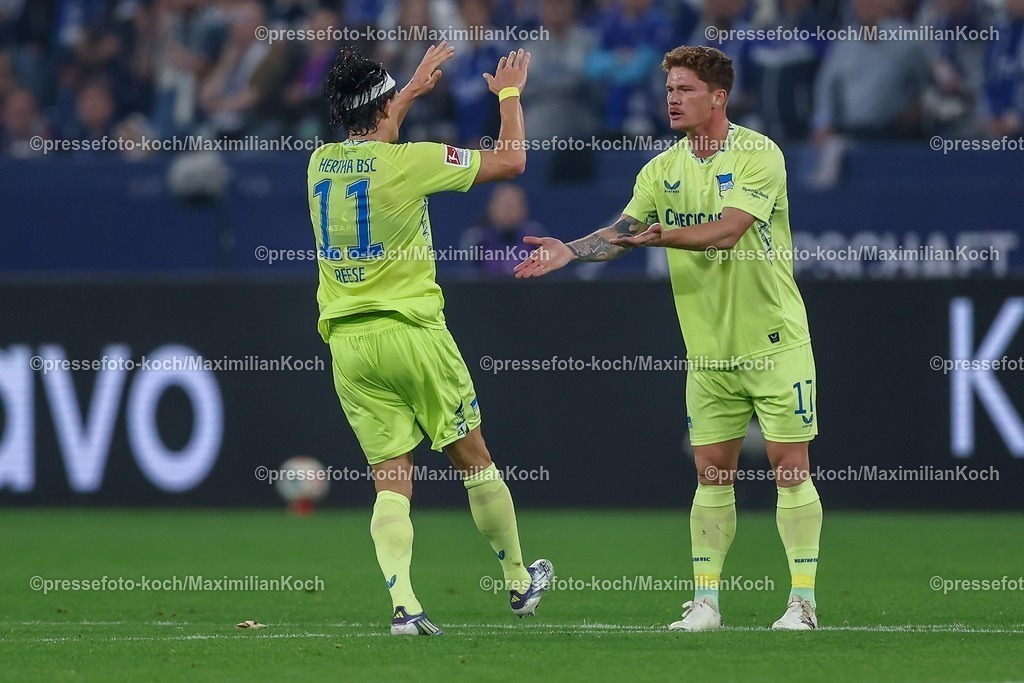 S0401082501119 | 01.08.2025, Fußball, FC Schalke 04 - Hertha BSC, 1.Spieltag, 2. Fußball Bundesliga, Veltins-Arena Gelsenkirchen, Saison 2025 2026: Torjubel nach dem Tor zum 1:2  durch Torschütze Fabian Reese (Hertha BSC #11)  zusammen mit  SEBASTIAN GRÖNNING (HERTHA BSC #17) DFB regulations prohibit any use of photographs as image sequences and or quasi-video.
