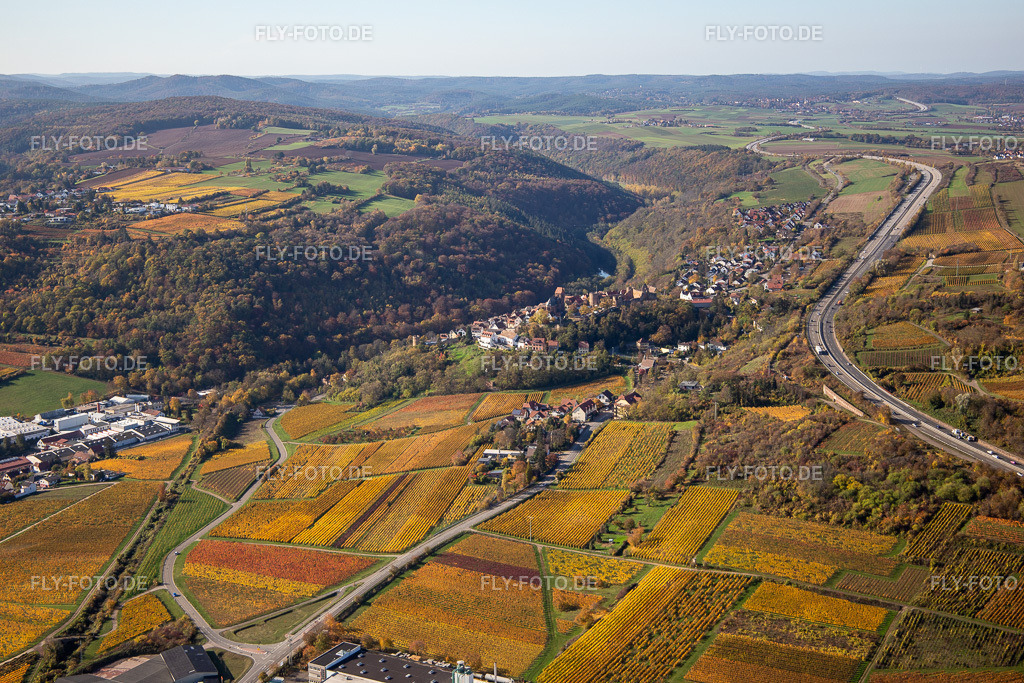 Herbstliche verfärbte Vegetationsansicht Ortskern am Rande von Weinbergen und Winzer- Gütern im Weinbaugebiet | Luftbild: Herbstliche verfärbte Vegetationsansicht Ortskern am Rande von Weinbergen und Winzer- Gütern im Weinbaugebiet in Neuleiningen im Bundesland Rheinland-Pfalz in Deutschland. Foto: IMG_123564.jpg vom 31.10.2020 durch ©2025 Werner Riehm fly-foto.de/copyright - Realisiert mit Pictrs.com