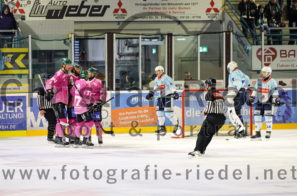 2025-10-05_049_TSV_Erding_gegen_Heilbronner_Falken | Erding, Deutschland, 05.10.2025:Eishockey, Oberliga Süd 2025 / 2026, 6. Spieltag, TSV Erding gegen Heilbronner Falken, Endergebnis: 3:1Jubel nach dem 1:0 durch Marc Schmidpeter (Erding Gladiators, #33)Bastian Cramer (Erding Gladiators, #34), Philipp Michl (Erding Gladiators, #77), Mark Waldhausen (Erding Gladiators, #27), Torwart Franz Jokinen (Heilbronner Falken, #75), Niklas Jentsch (Heilbronner Falken, #14)Foto: Christian Riedel / fotografie-riedel.net