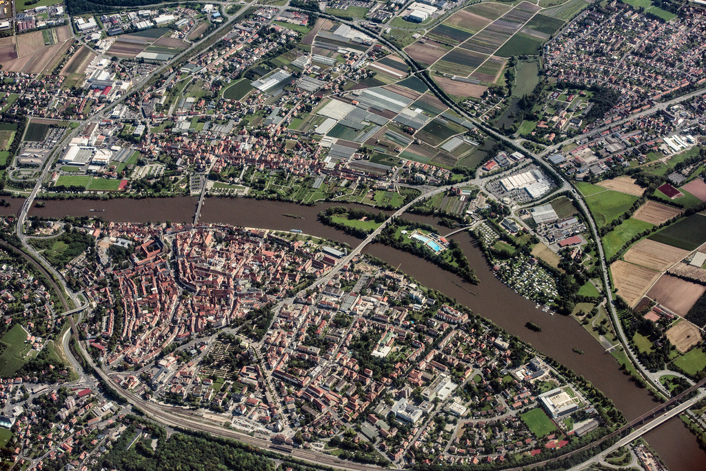 dr__0011039.jpg | KITZINGEN 01.08.2017 Stadtgebiet mit Außenbezirken und Innenstadtbereich in Kitzingen im Bundesland Bayern, Deutschland. // City area with outside districts and inner city area in Kitzingen in the state Bavaria, Germany. Foto: Daniel Reiter