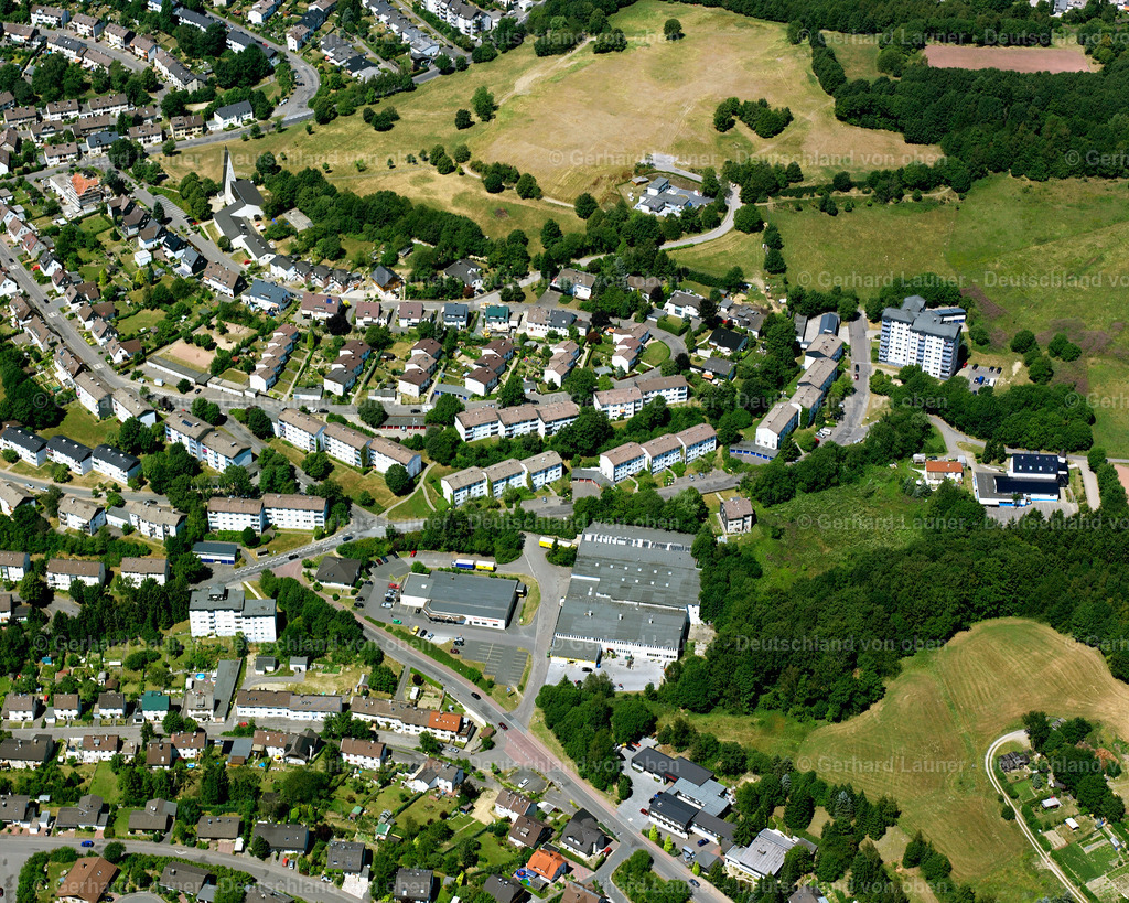 2632300 | MEINERZHAGEN 25.08.2016 Ortsansicht der Straßen und Häuser der Wohngebiete in Meinerzhagen im Bundesland Nordrhein-Westfalen, Deutschland. // Town View of the streets and houses of the residential areas in Meinerzhagen in the state North Rhine-Westphalia, Germany. Foto: Gerhard Launer