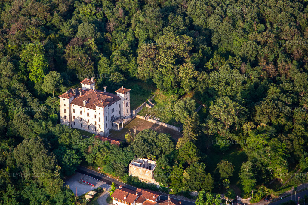 Vue aérienne: Château de Rubbia à Savogna d’Isonzo dans le département Gorizia, Italie – .Photo: IMG_137590.jpg prise le 16/07/2023 par Werner Riehm/FLY-FOTO.eu – Résolution de l'original: 4800 x 3200 px – WWW.CASTELLODIRUBBIA.COM/N/