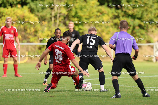 Fußball I Herren I Saison 2025-2026 I Verbandsliga Süd I 7. Spieltag I SV Schackendorf - SV Azadi Lübeck I 06.09.2025.113 | v.l. Arash Mirzaei (33, SV Schackendorf), Florian Hahn (15, SV Azadi Lübeck) - Realisiert mit Pictrs.com