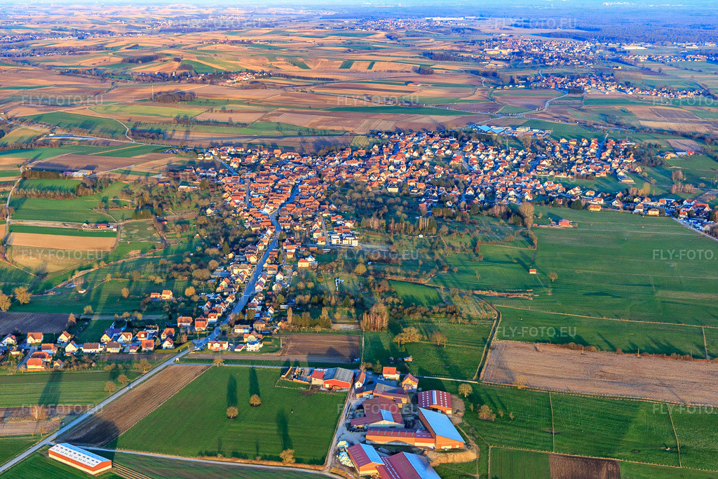 Vue aérienne: Vue du village derrière la ferme Scharrenberger à Surbourg dans le département Bas Rhin, France – .Photo: IMG_104995.jpg prise le 21/03/2018 par Werner Riehm/FLY-FOTO.eu – Résolution de l'original: 5472 x 3648 px