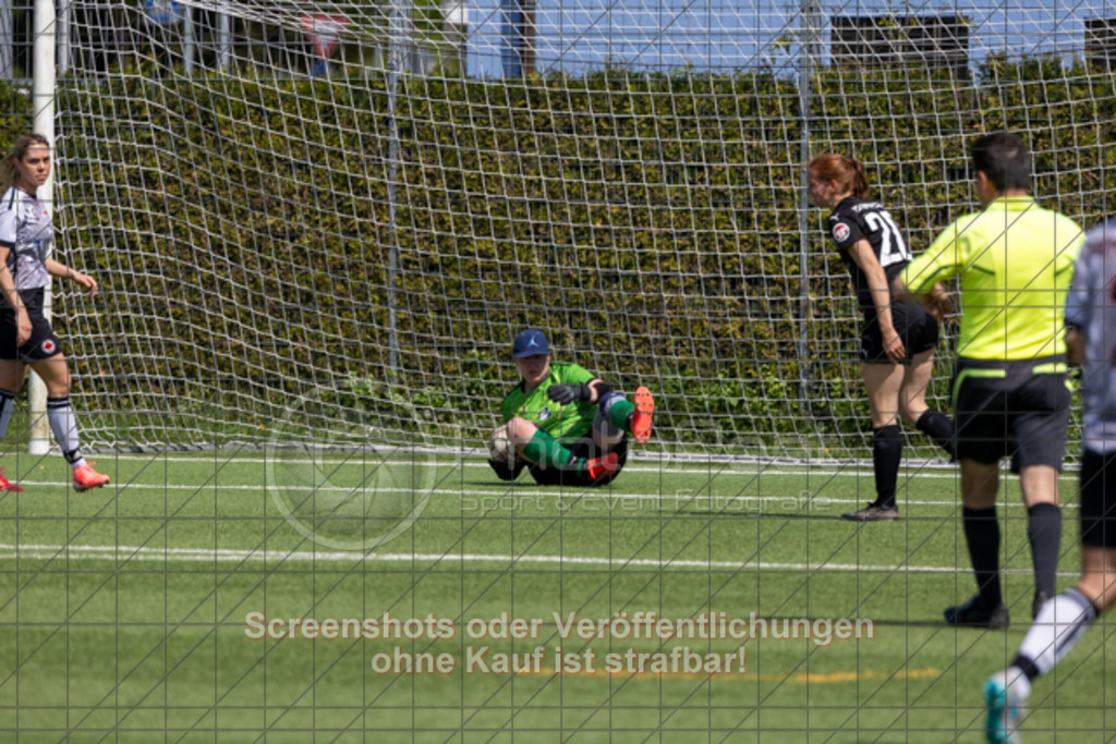 20250427_114656_0384 | #,1.Göppinger SV (weiß) vs. TSV Ruppertshofen (schwarz), Fußball, Frauen-Regionenliga 3 - Bezirk WfV, 21. Spieltag, Saison 2024/2025, Kunstrasenplatz Nord, Hohenstaufenstr. 116, 73033 Göppingen, 27.04.2025 - 11:00 Uhr,Foto: PhotoPeet-Sportfotografie/Peter Harich