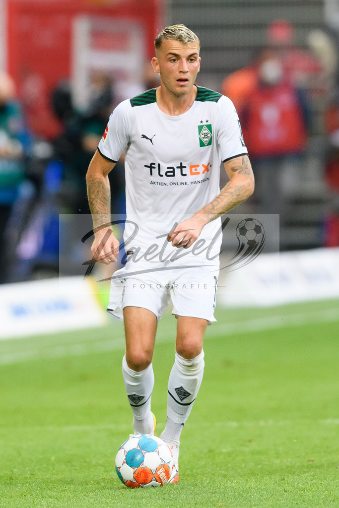 FCUBMG20210829_236 | Fussball, Herren: Jordan Beyer (Borussia Moenchengladbach) in Aktion, am Ball, Einzelaktion beim Spiel der 1. Bundesliga zwischen 1. FC Union Berlin und Borussia Moenchengladbach im Stadion An der Alten Foersterei am 29.08.2021 in Berlin, Deutschland. - Realisiert mit Pictrs.com